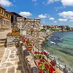 Къща за гости Marina Sands Bijou Boutique - Excellent Choice For Travelers Visiting 2-4p Обзор
